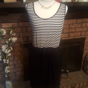 Sporty black whte striped dress w drawstring waist